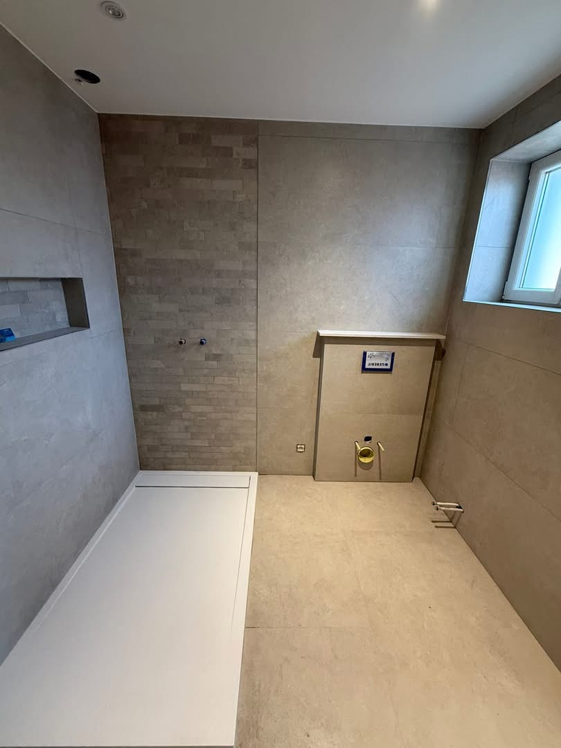 Salle de bain contemporaine en cours de finition