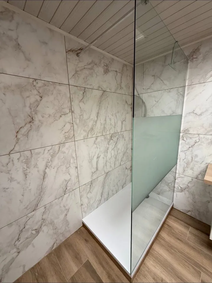 Douche à l’italienne carrelée effet marbre