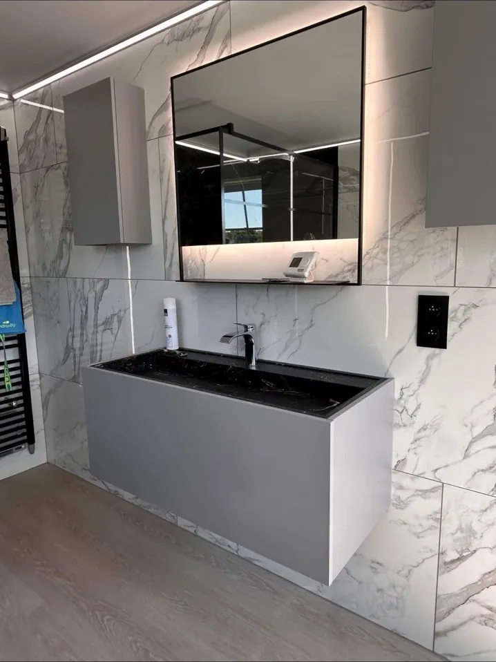 Meuble vasque noir et miroir rétroéclairé