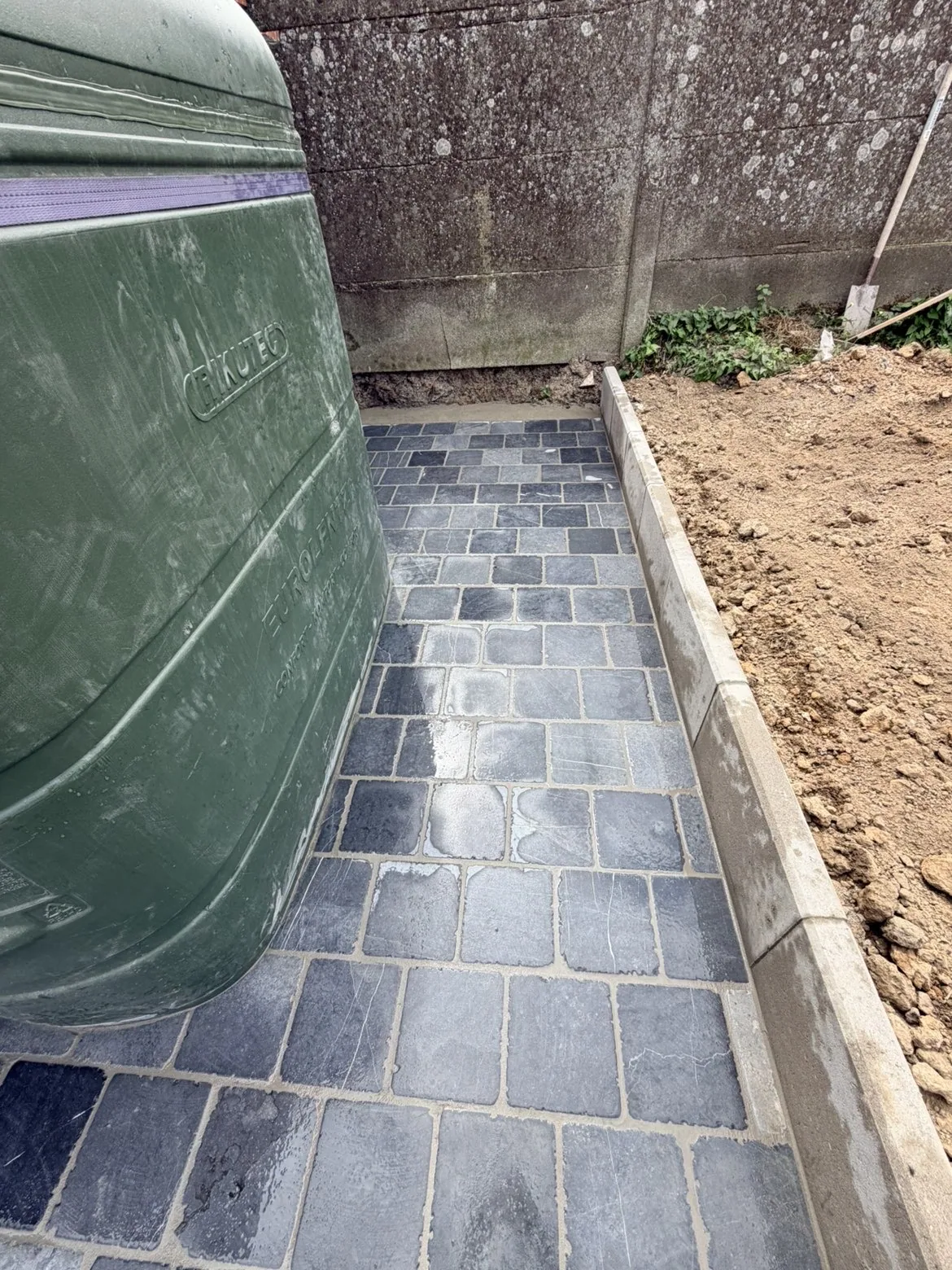 Pose des pavés et bordures en cours