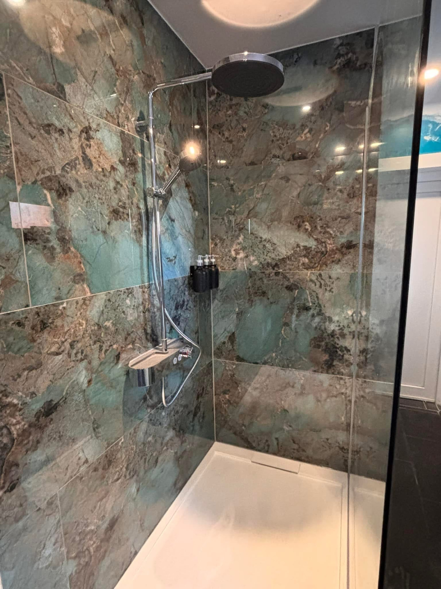 Douche à l’italienne en carrelage effet pierre