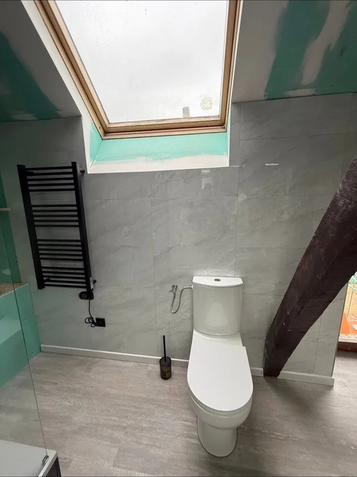 WC suspendu et sèche-serviettes dans la salle de bain sous combles