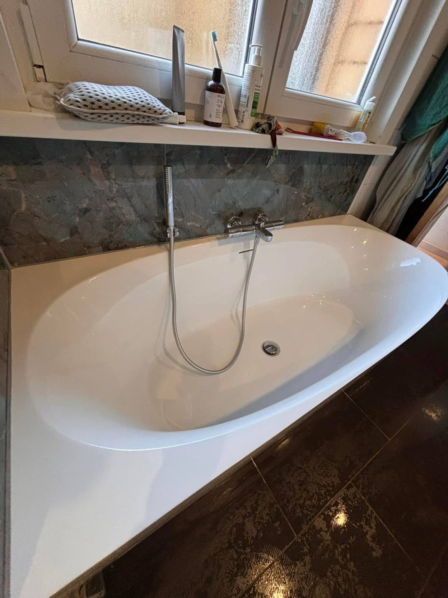 Baignoire rénovée avec habillage minéral