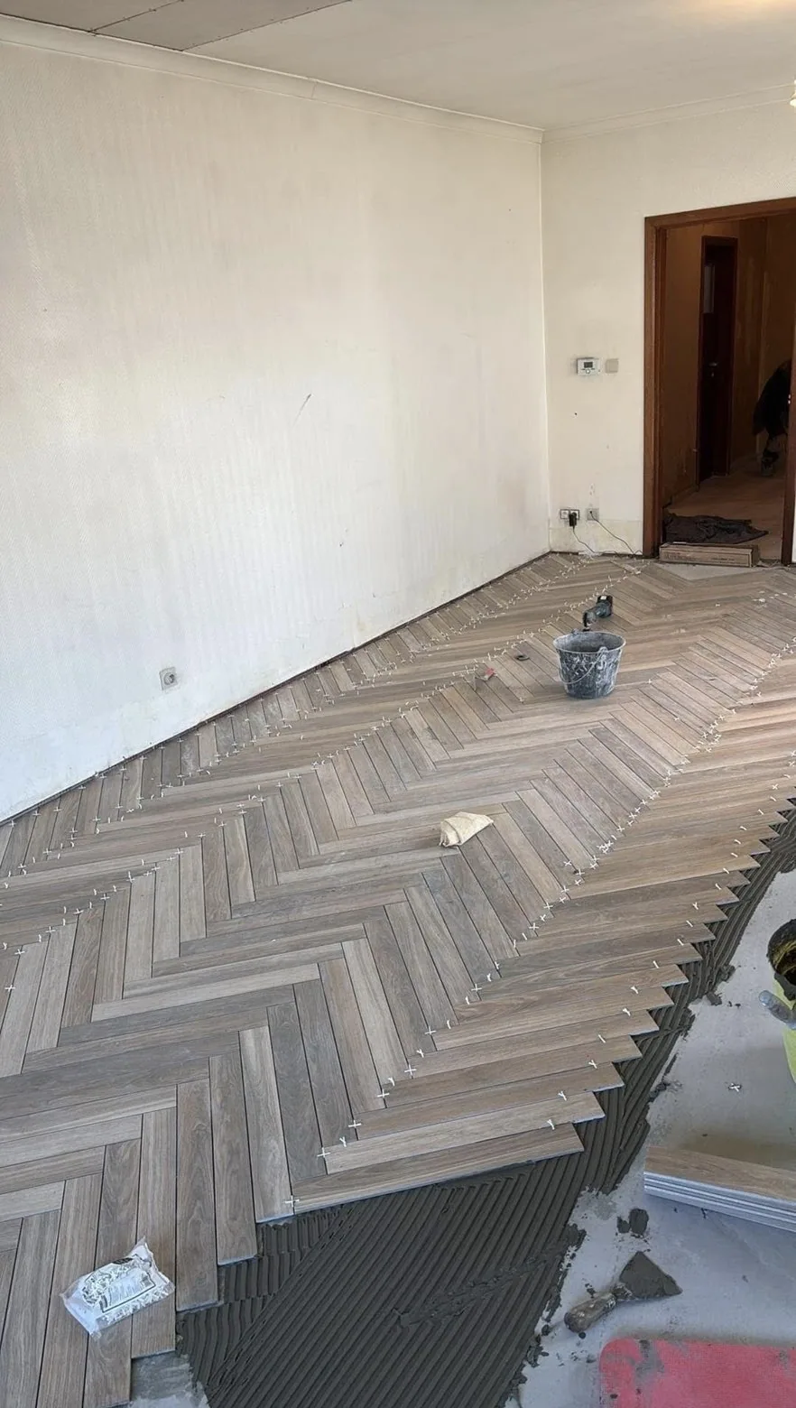 Pose du carrelage effet parquet en chevrons