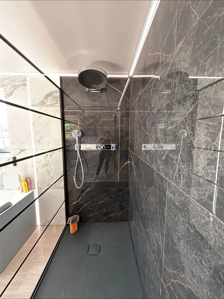 Douche en marbre noir avec robinetterie encastrée