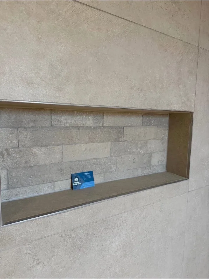 Niche carrelée intégrée dans la douche
