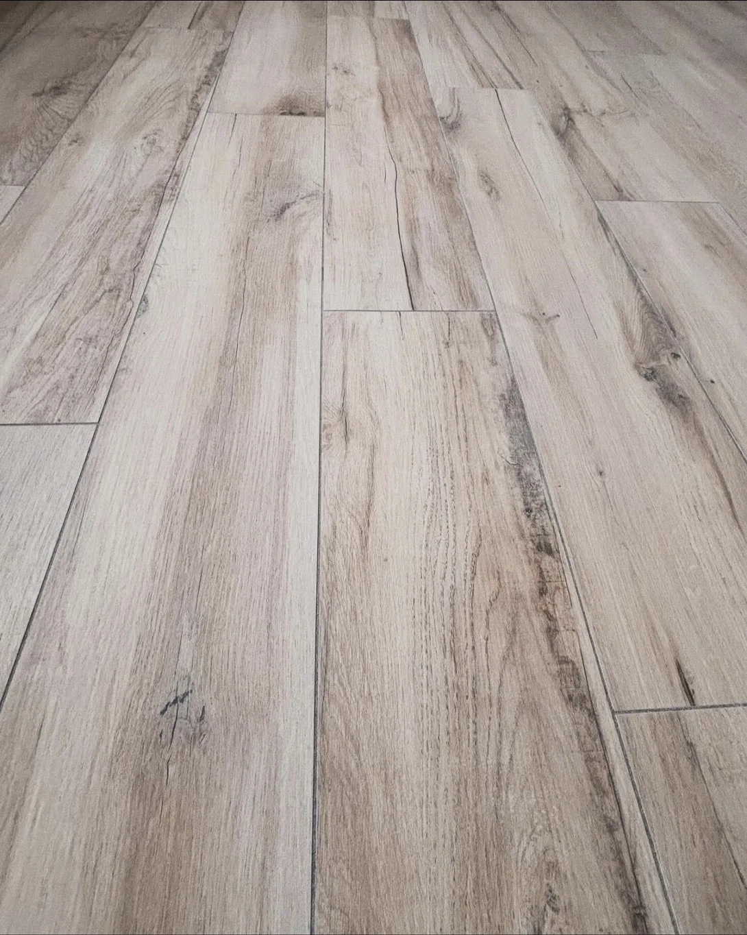 Détail du carrelage effet bois posé