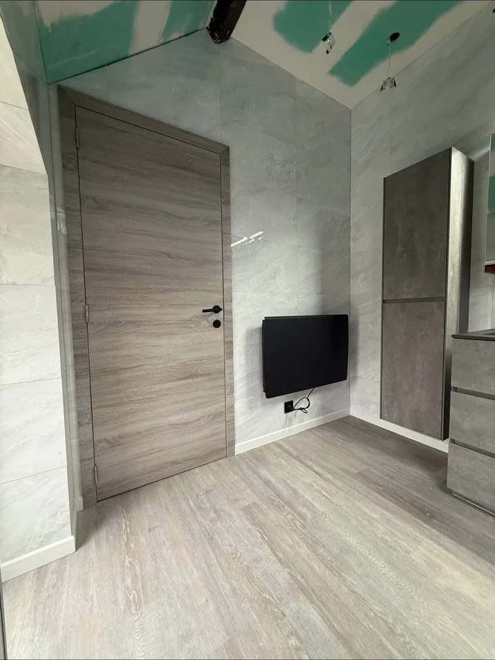 Douche carrelée effet bois sous combles