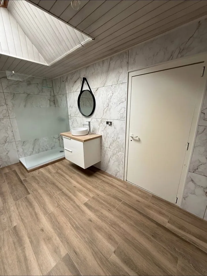 Meuble vasque et paroi de douche effet marbre