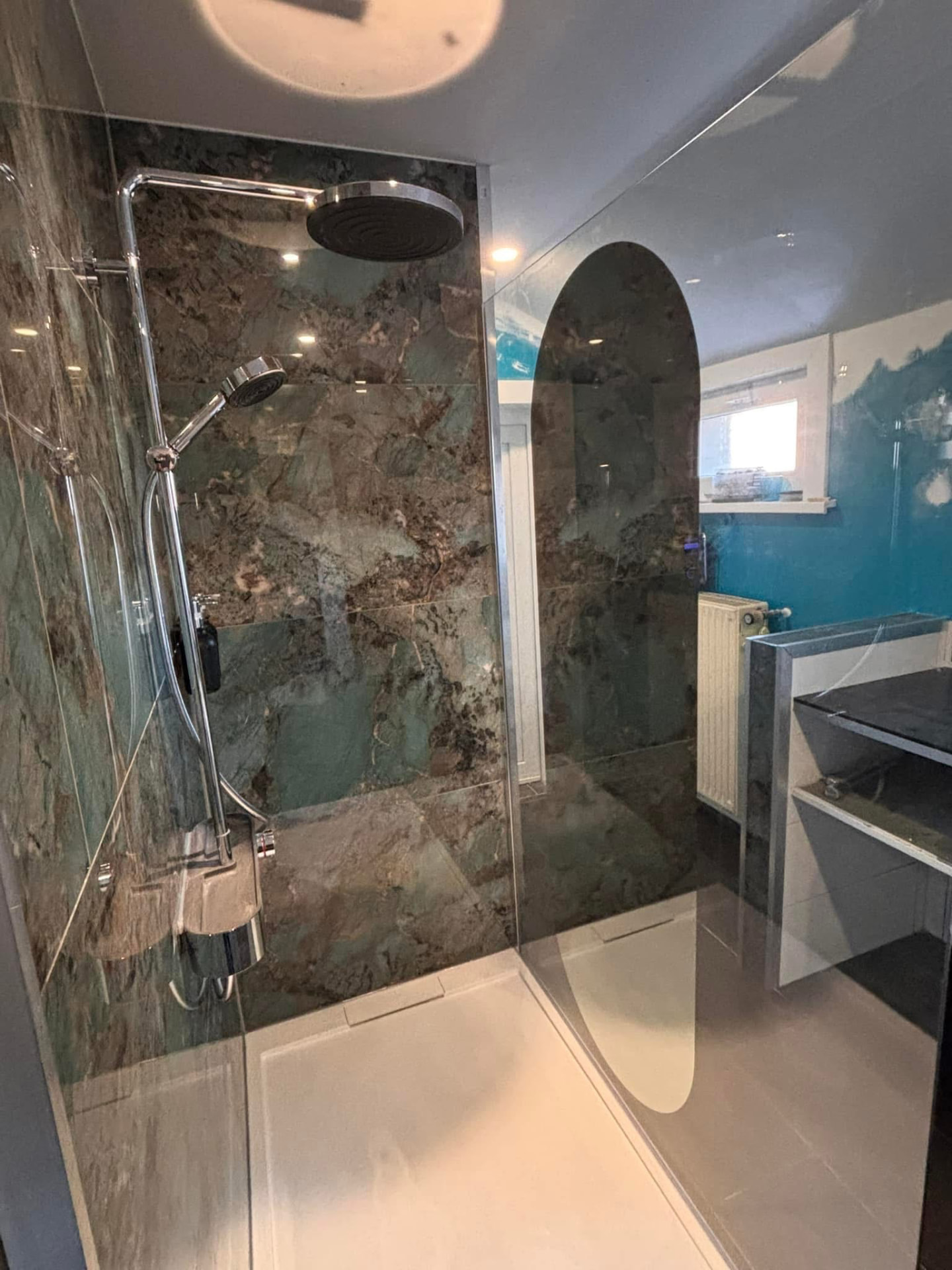 Douche sur mesure et miroir arrondi