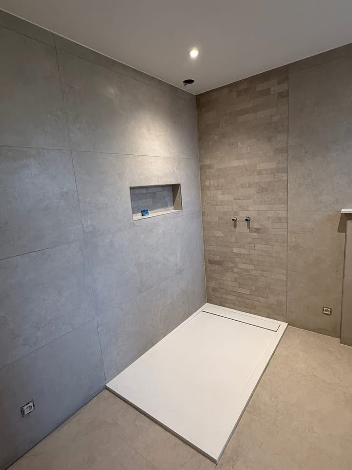 Douche carrelée avec niche intégrée