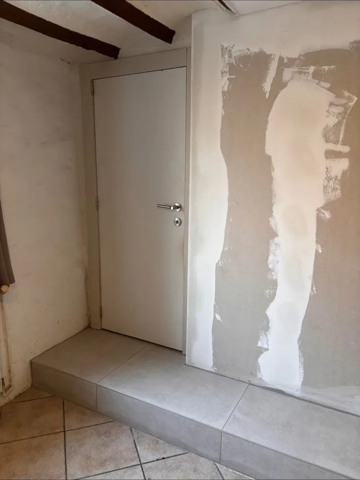 Mur rebouché et enduit après reprise de maçonnerie