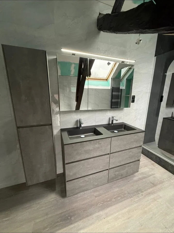 Salle de bain sous combles rénovée avec meuble double vasque