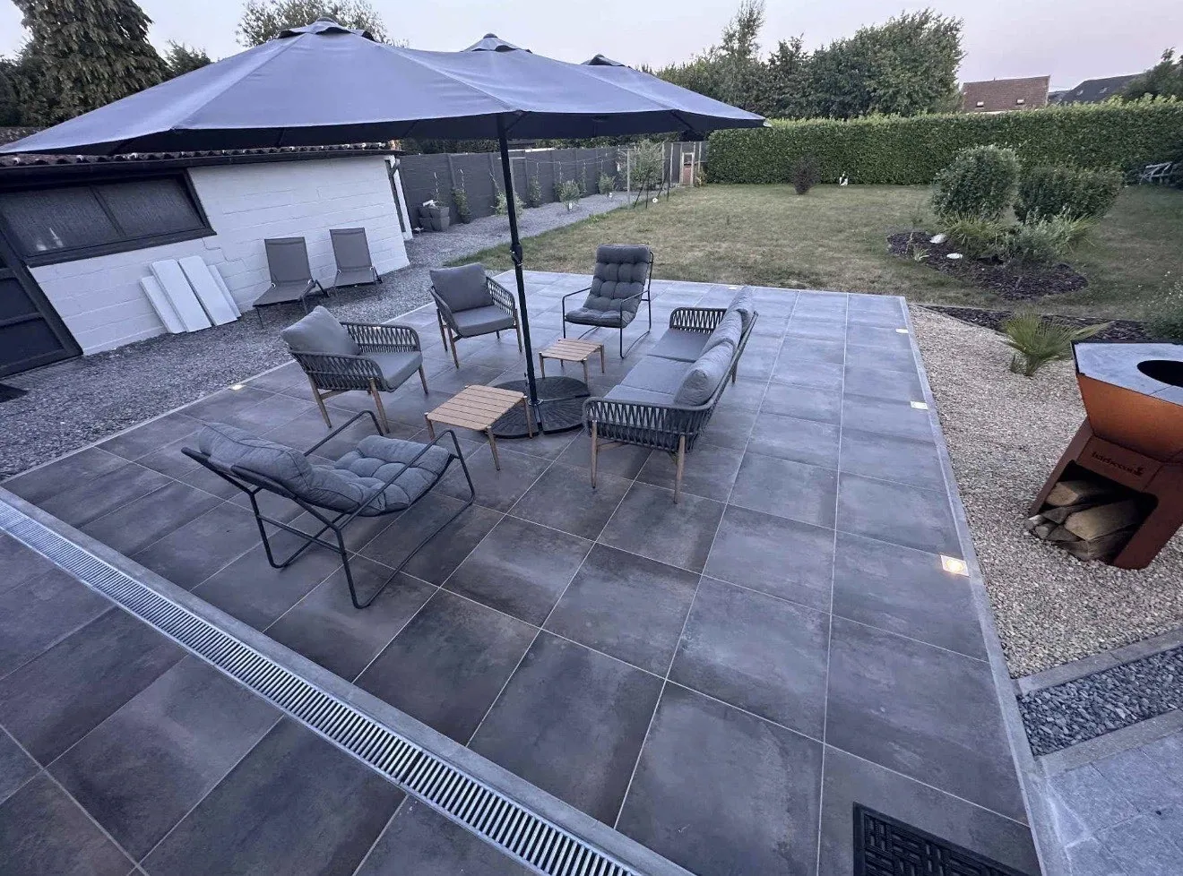 Terrasse aménagée avec parasol et mobilier de jardin