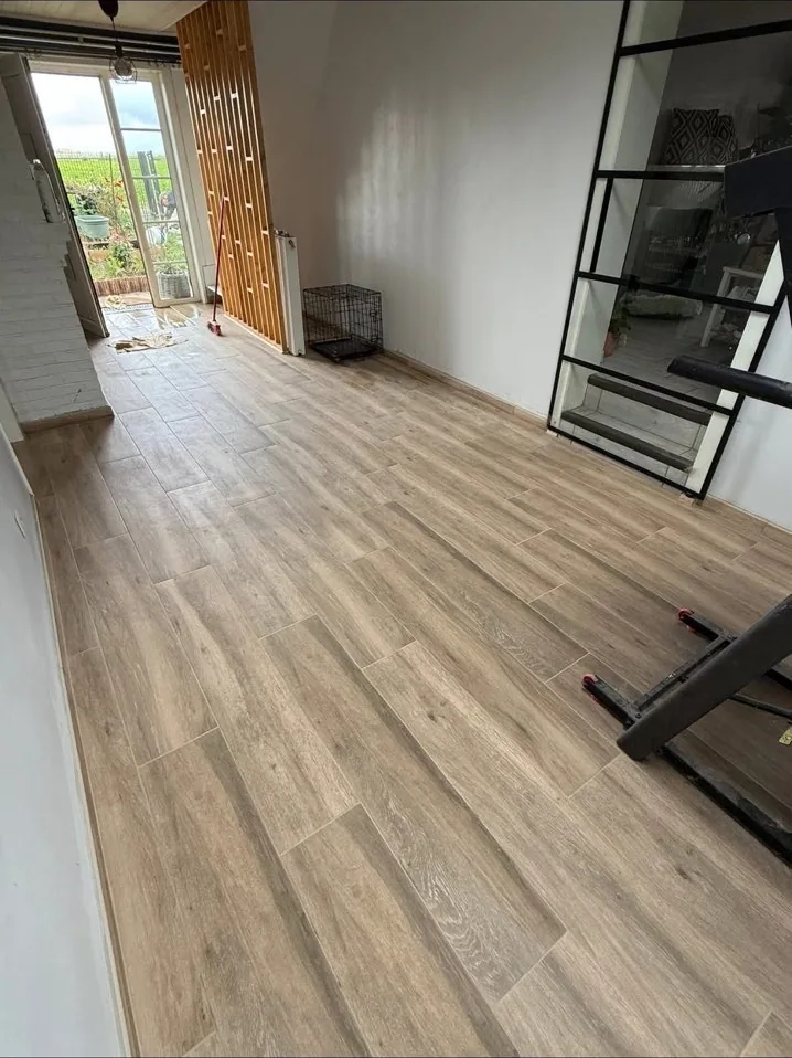 Séjour rénové avec sol carrelé effet bois