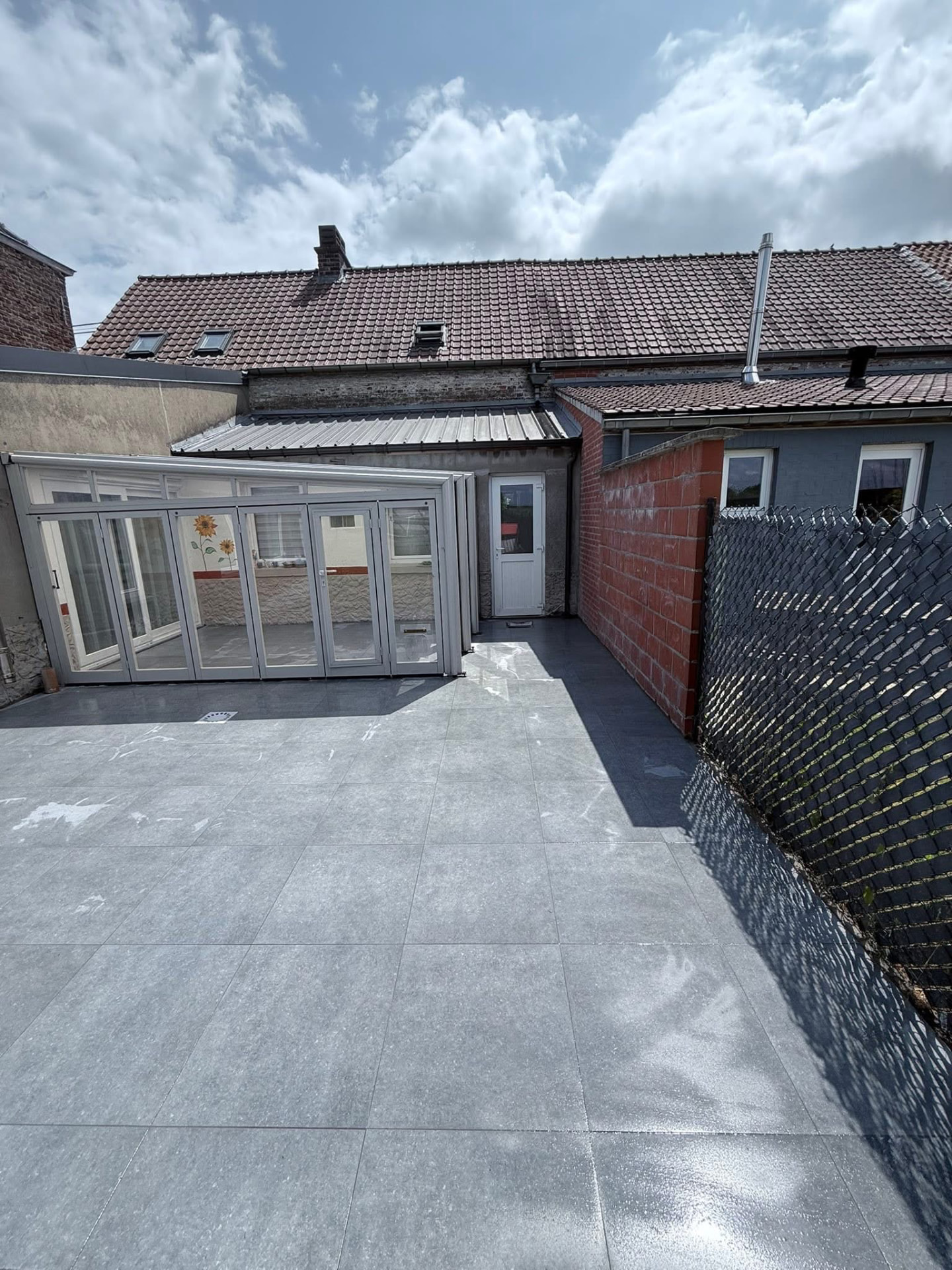 Terrasse extérieure en carrelage grand format
