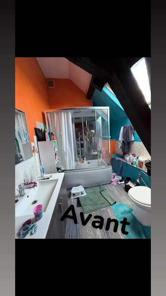 Salle de bain sous combles avant rénovation
