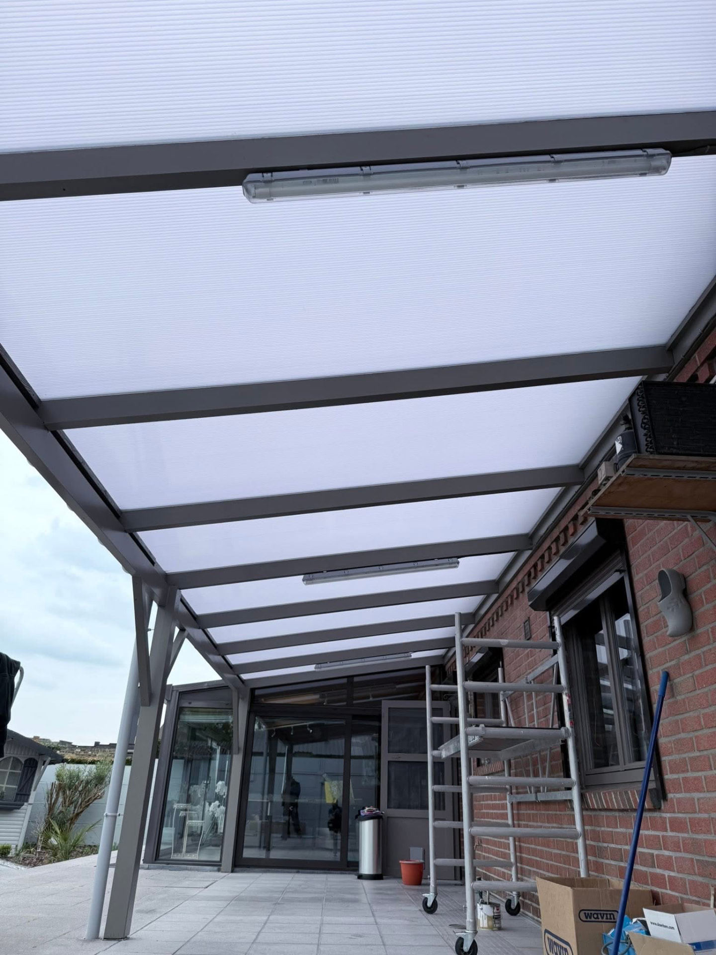 Couverture de terrasse avec éclairage