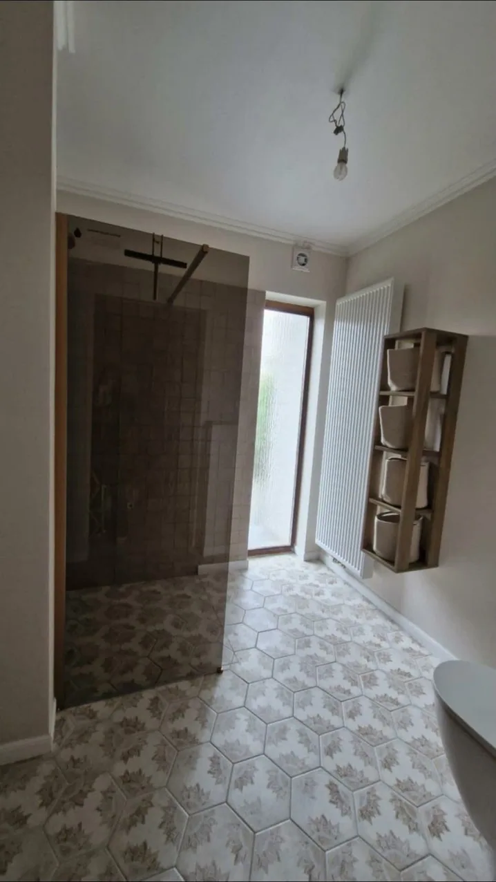 Douche à l’italienne et sol en carrelage hexagonal
