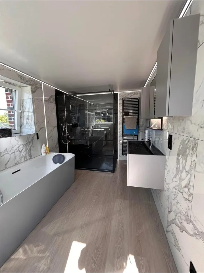 Salle de bain marbre en cours de finition