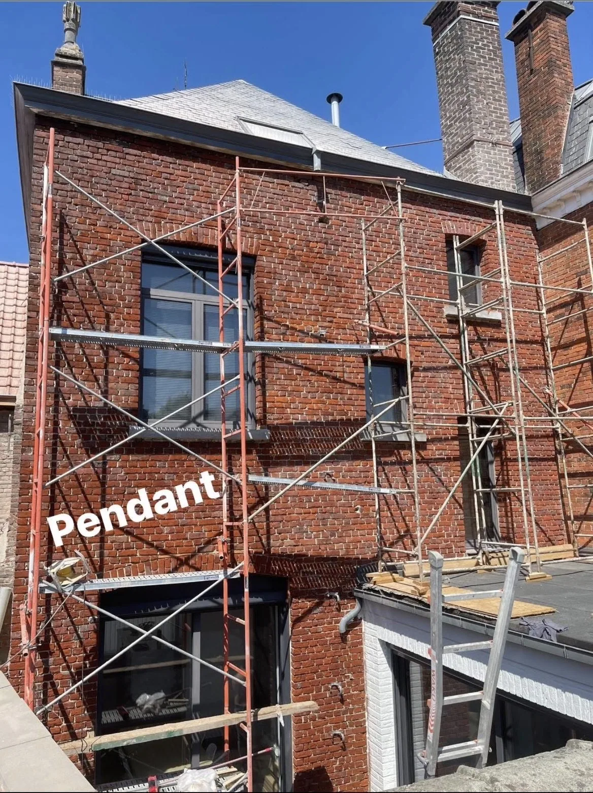 Façade en briques pendant les travaux de rénovation