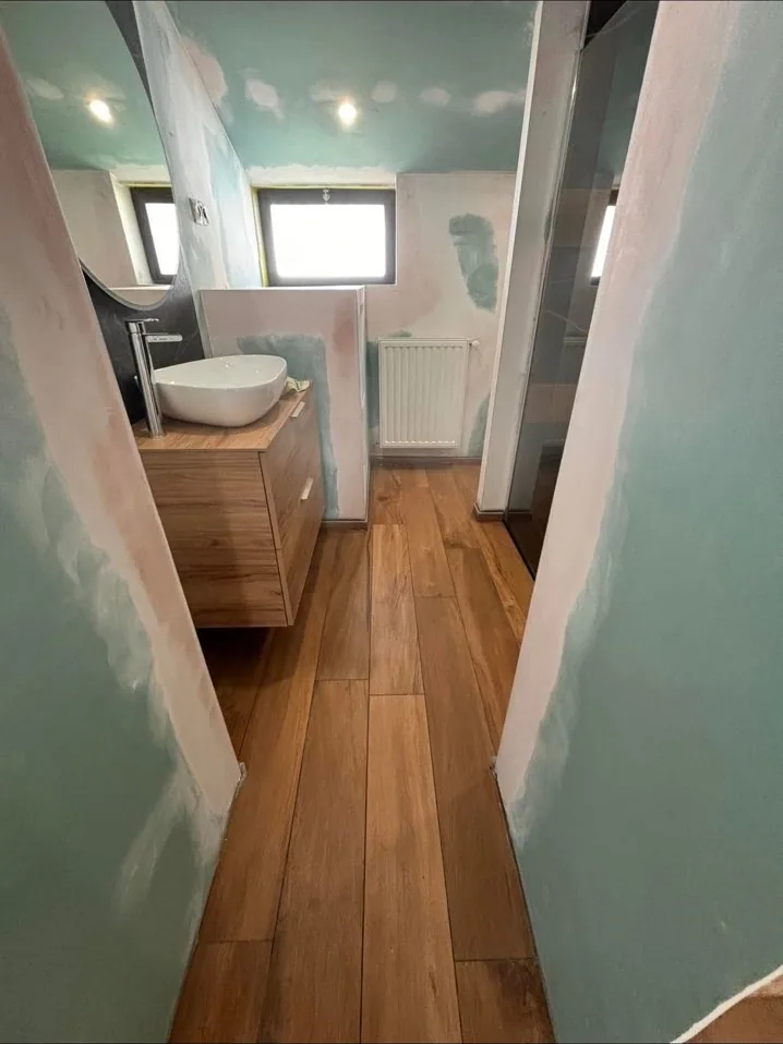Meuble vasque en bois et sol effet parquet