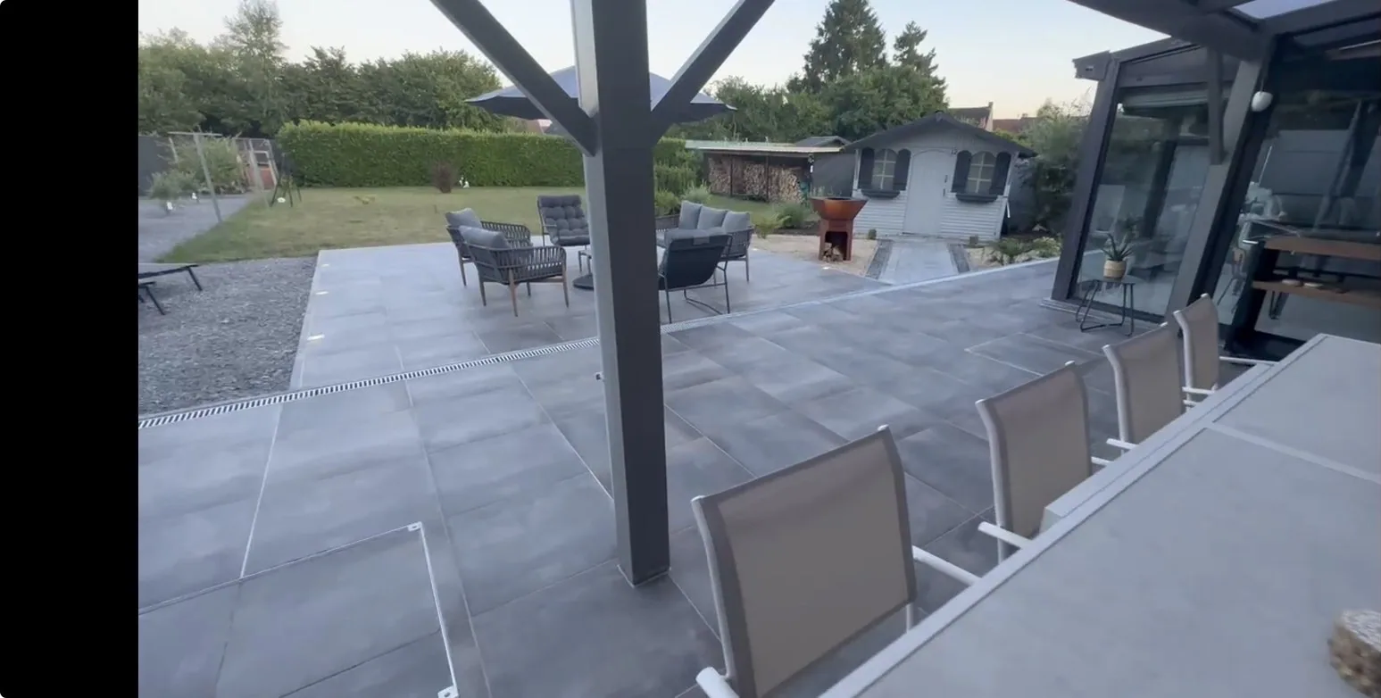 Caniveau de drainage intégré à la terrasse