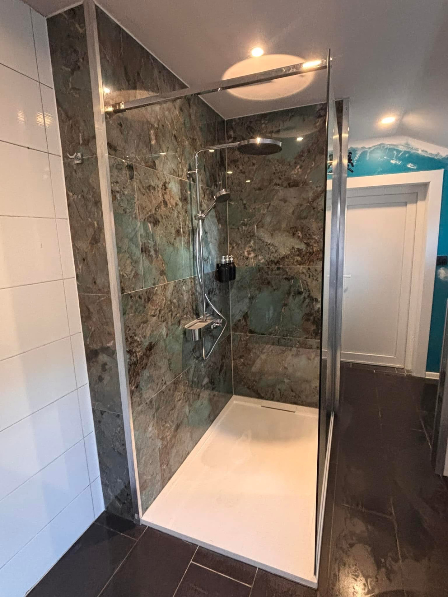 Douche rénovée avec paroi vitrée