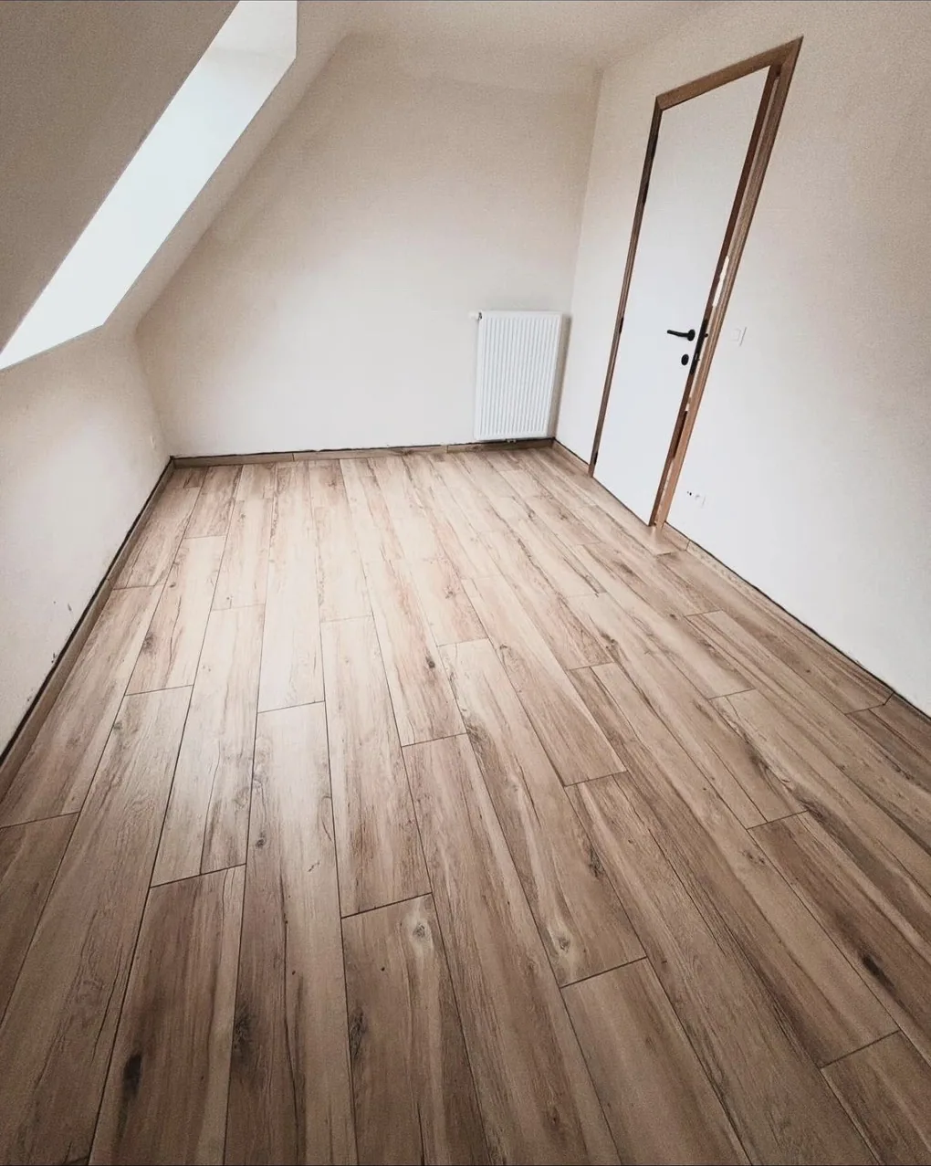 Pièce terminée avec sol effet bois et menuiseries
