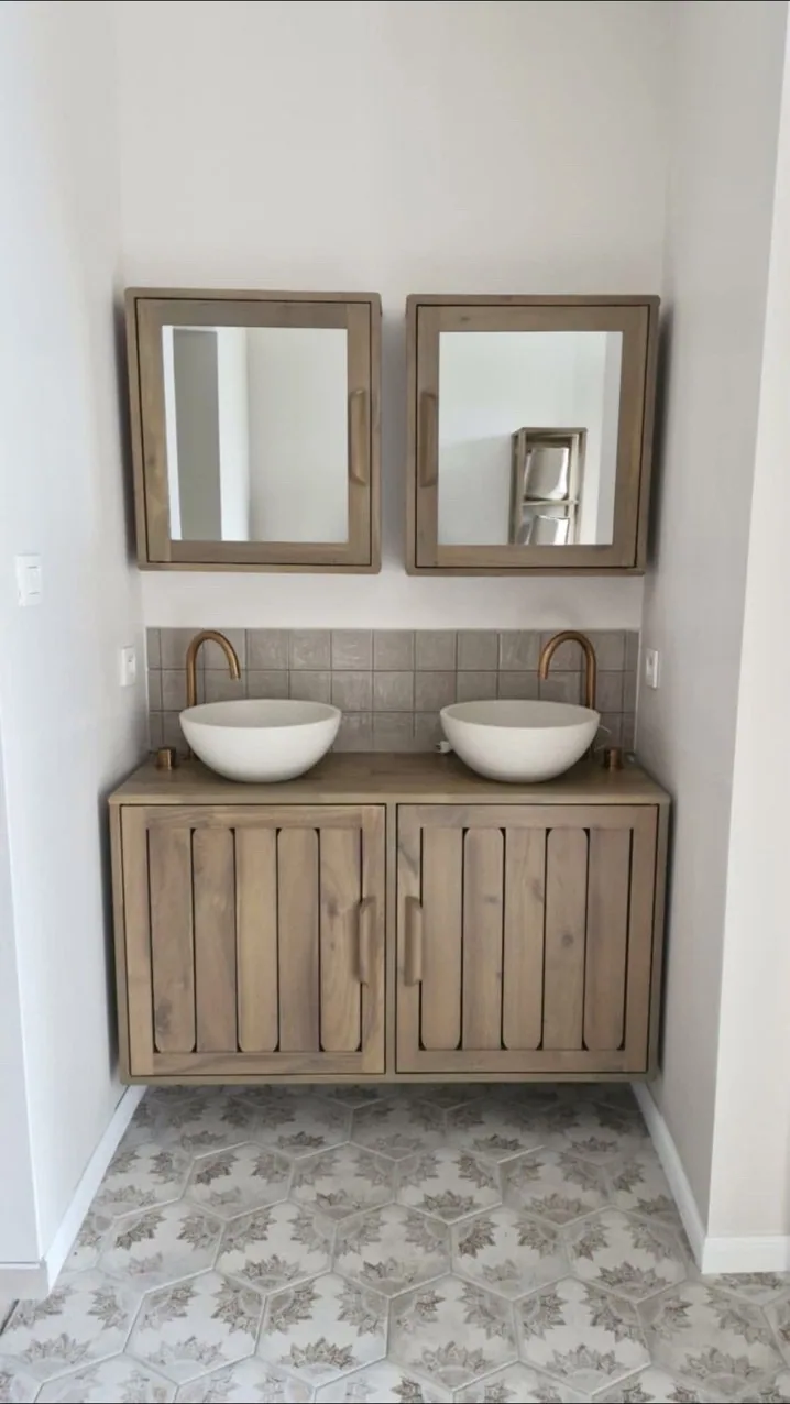 Meuble double vasque en bois et miroirs assortis