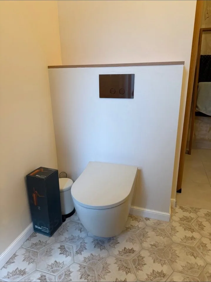 WC avec sol en carrelage à motifs