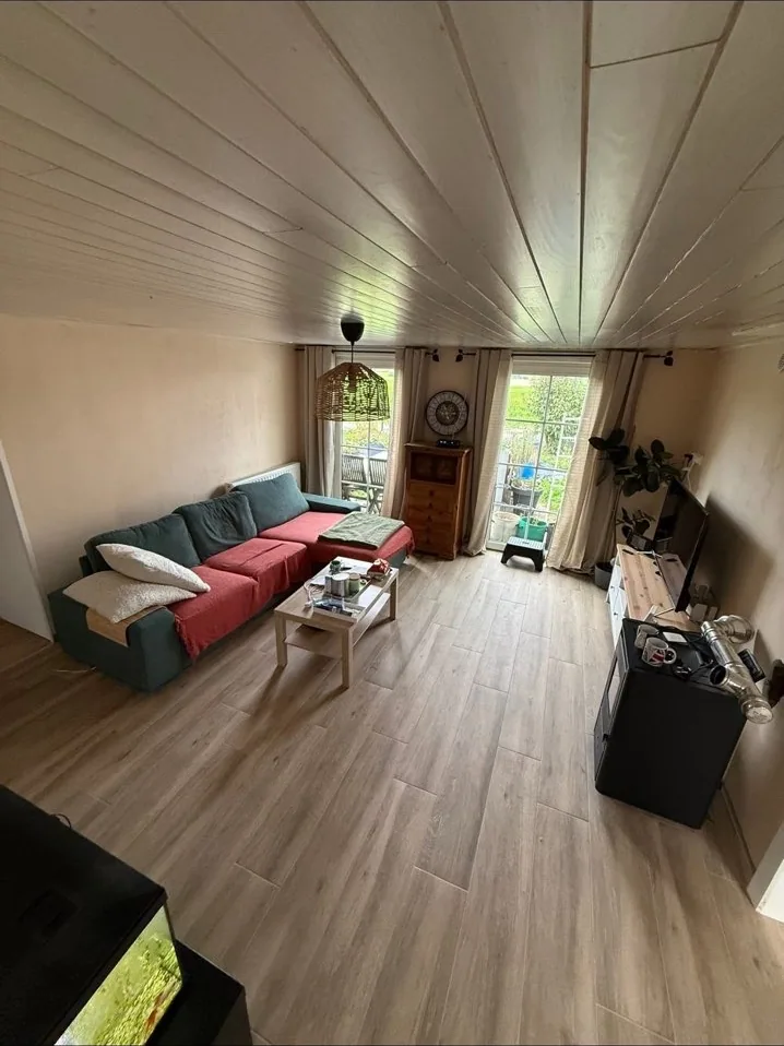 Séjour avec sol carrelage effet bois