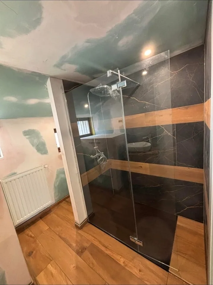 Paroi de douche installée sous les combles