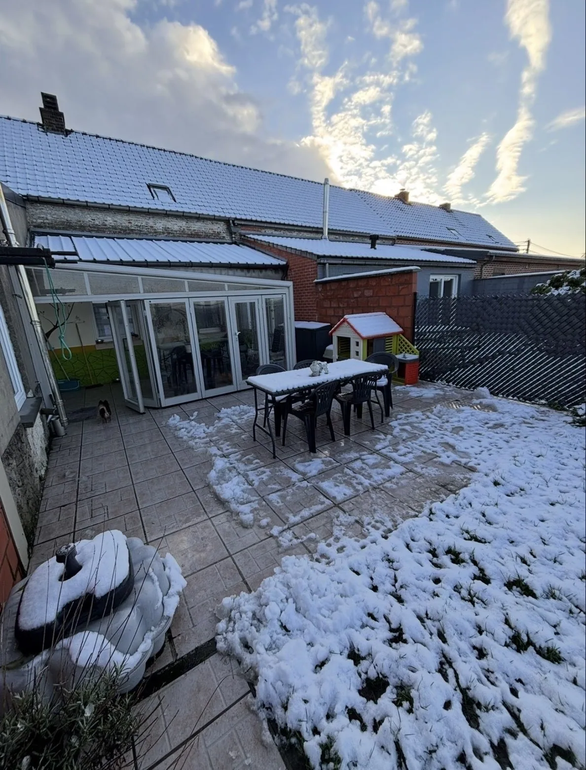 Terrasse aménagée avec salon de jardin