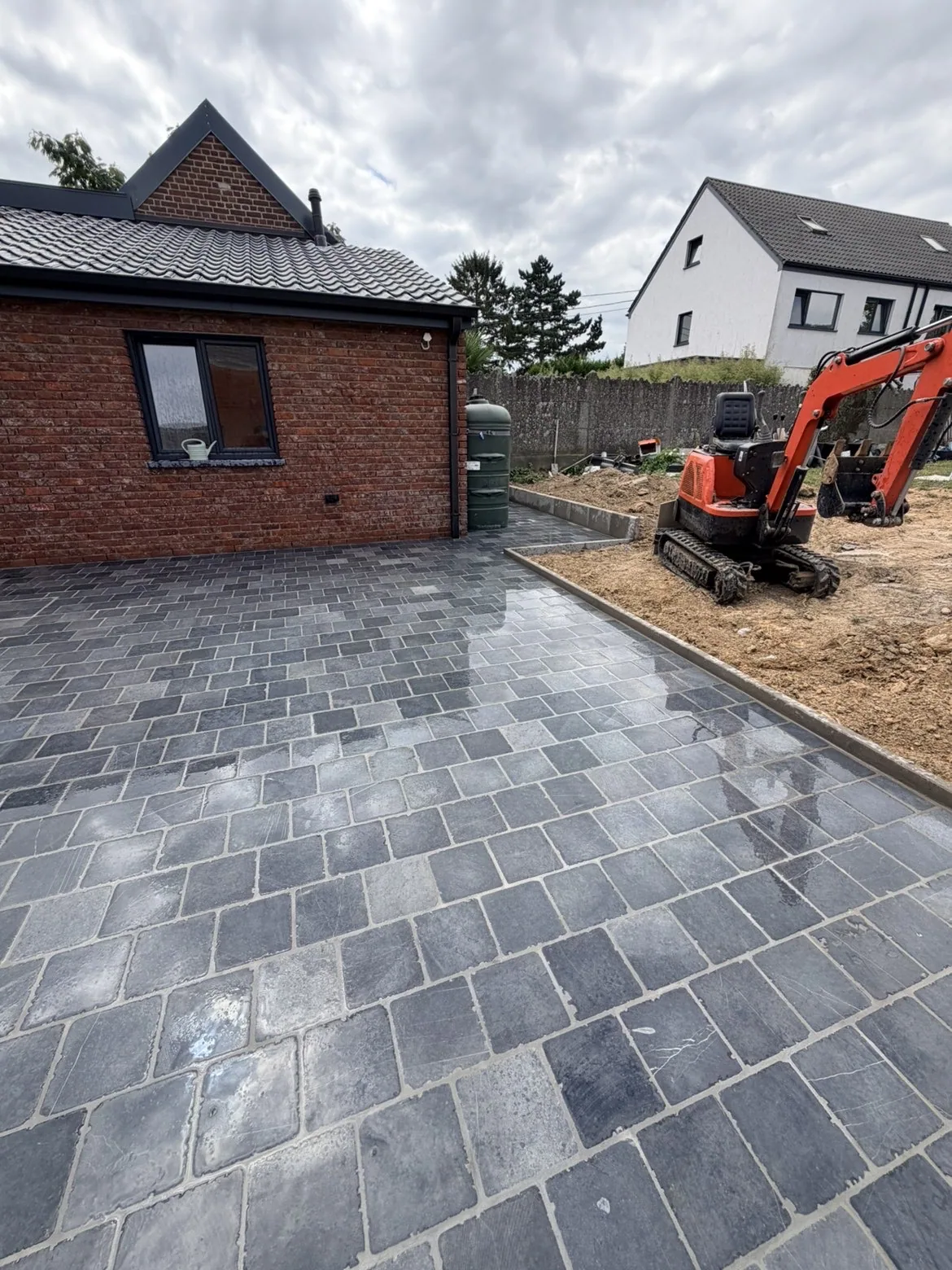 Terrasse en pavés en fin de chantier