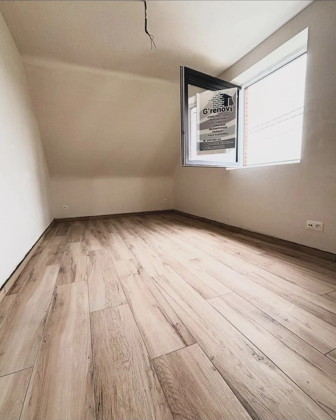 Chambre rénovée avec sol effet parquet