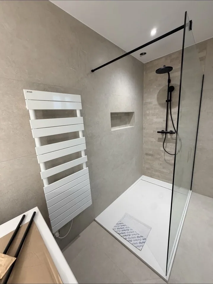 Douche à l’italienne avec receveur extra-plat