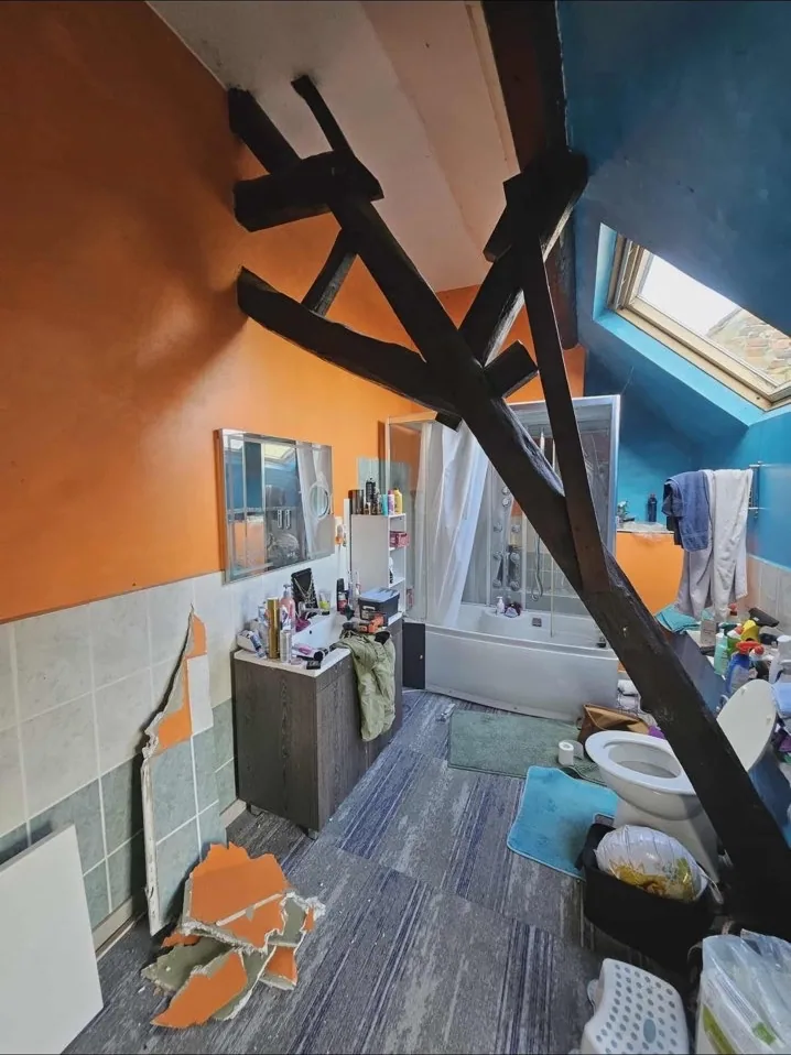 Salle de bain sous combles avant rénovation