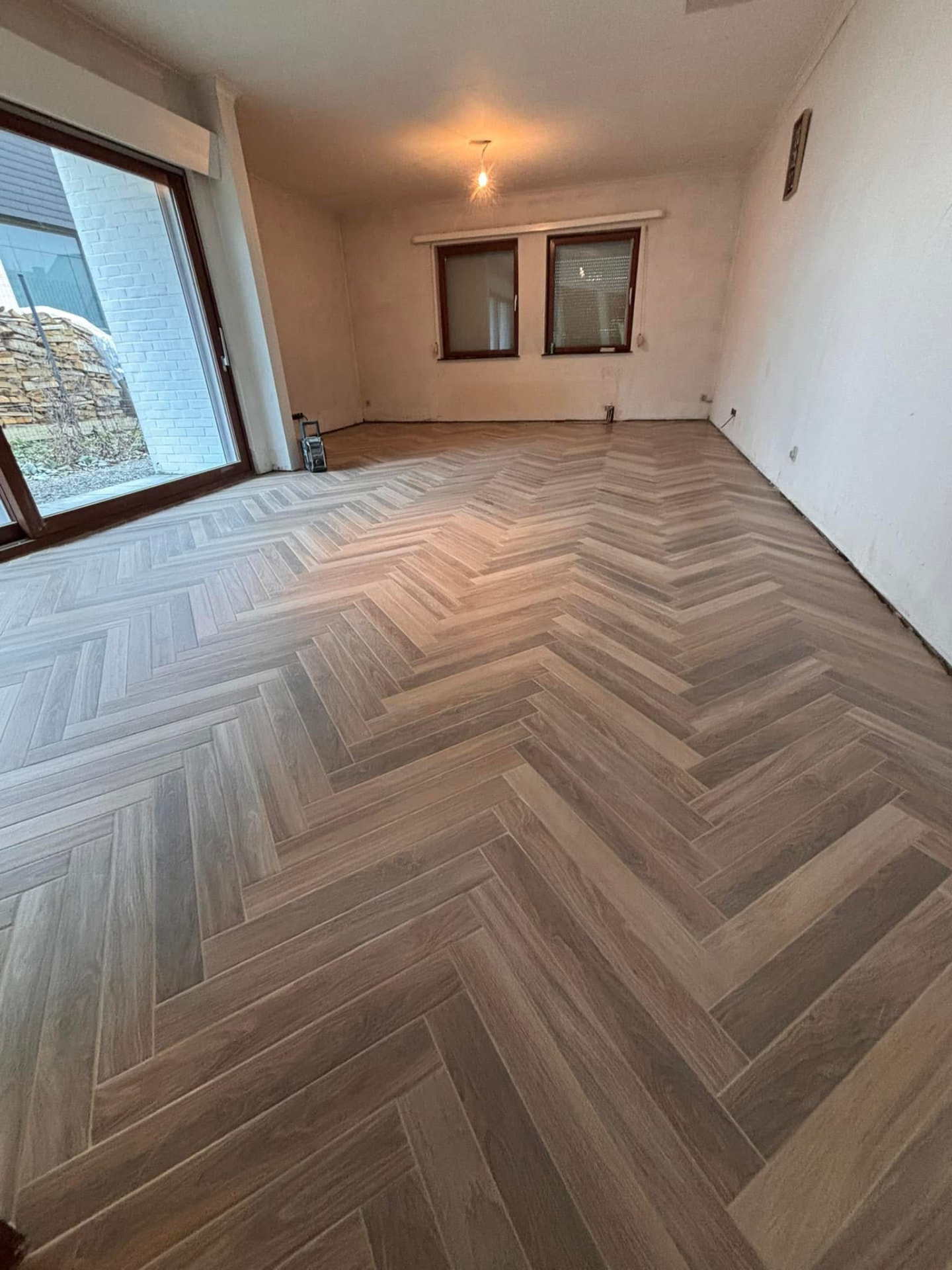 Pièce de vie rénovée avec sol en chevrons