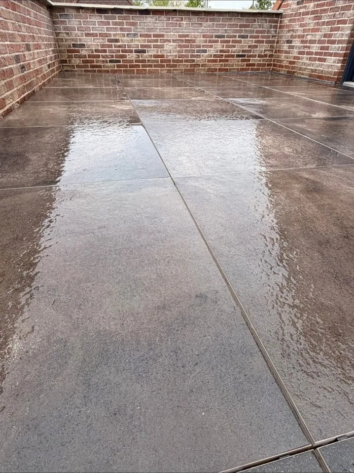 Terrasse en dalles foncées après nettoyage