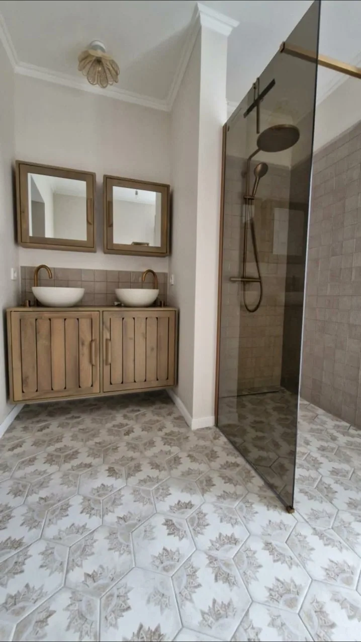 Salle de bain avec double vasque en bois et carrelage hexagonal